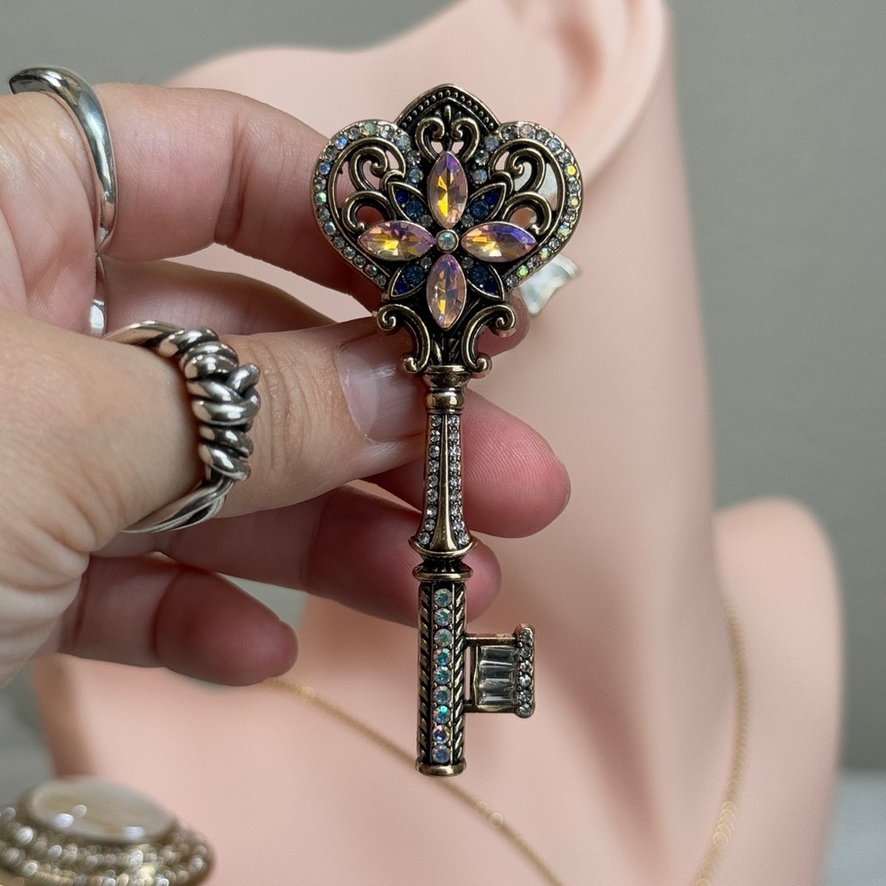 ⚜️ Magical Kéy Vintage Gold Brooch With  Zirconia 🔑 💎 - Picture 7 of 7